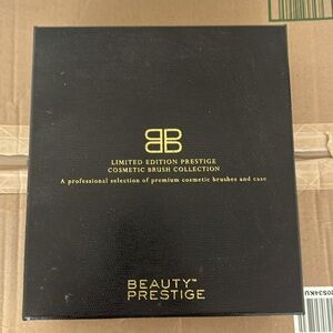 Set of cosmetic brushes